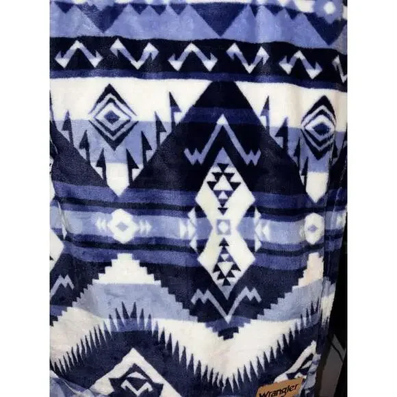 Wrangler Oversized Ultra Plush Throw Bold Navy and White  display picture 1